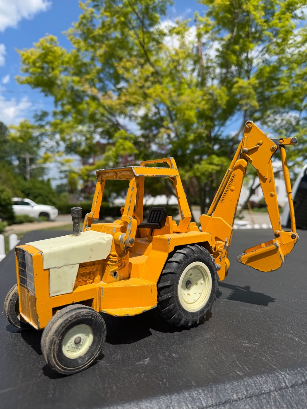 Vintage Ertl IH International Backhoe Tractor — 1:16 — POOR//FAIR CONDITION